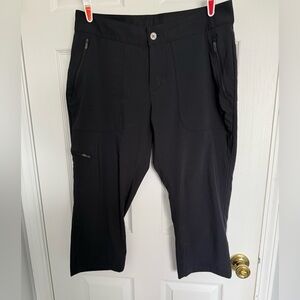 Like new Columbia cargo crop (capris) pants. See last photo for length.